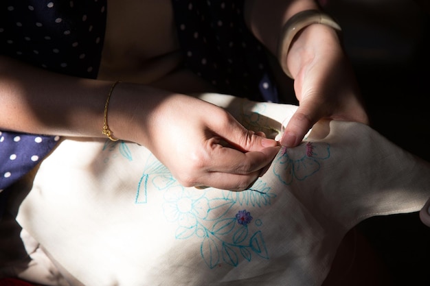 zbliżenie na rękę wyszywającą wzór