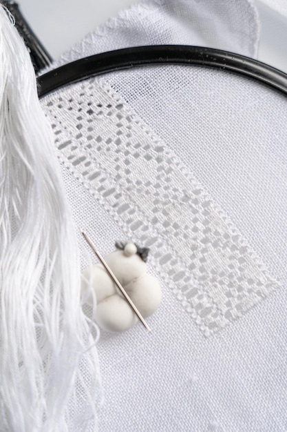 ręczny haft na lnie